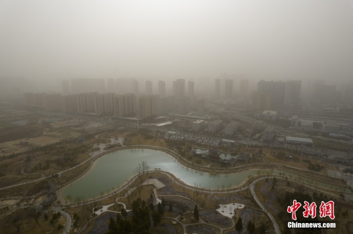 3月22日，山西省太原市遭遇沙尘天气，能见度低。当日，山西省气象台发布沙尘蓝色预警信号。图为沙尘天气下的太原双塔公园。(无人机照片) 　中新社记者 韦亮 摄