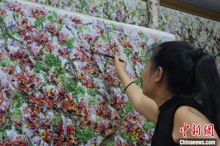 图为林建莉的洋紫荆油画作品色彩奔放而浓郁。 刘俊聪 摄 图为林建莉的洋紫荆油画作品色彩奔放而浓郁。 刘俊聪 摄