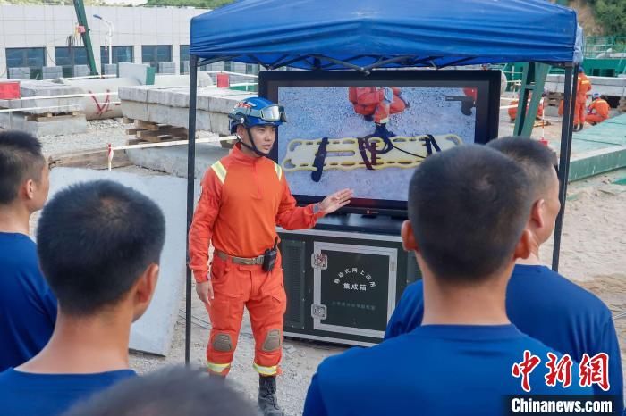 孙路滨为队员开展地震救援培训。　福建省森林消防总队供图