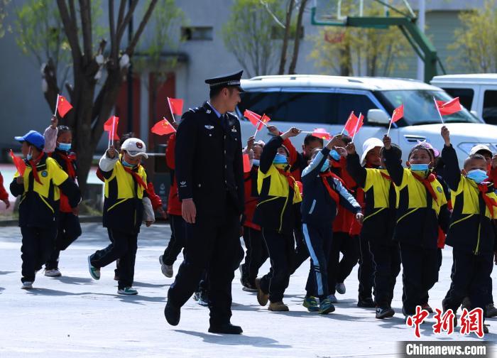 移民管理警察带领学生参观警营。 肖富贵 摄 移民管理警察带领学生参观警营。 肖富贵 摄