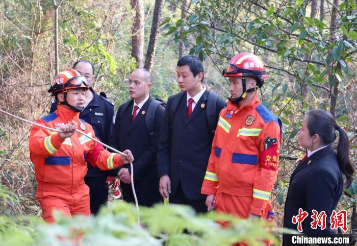 消防员向巡山小队成员介绍绳索在山岳救援中的应用。　王雄飞 摄