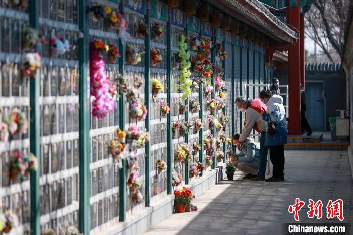 北京各大墓园推出多项惠民便民服务措施,为市民扫墓提供方便。图为万安公墓。 中新社记者 贾天勇 摄 北京各大墓园推出多项惠民便民服务措施,为市民扫墓提供方便。图为万安公墓。 中新社记者 贾天勇 摄