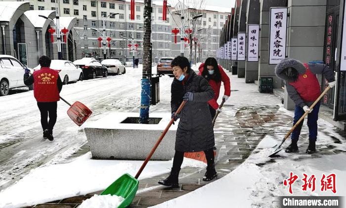 孤山子村巾帼志愿服务队队员在村里街道清理积雪(资料图) 孤山子村妇联供图