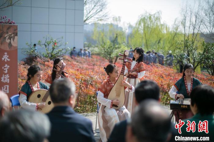 仪式现场，学生们弹奏起清雅的民乐。　华东师范大学供图