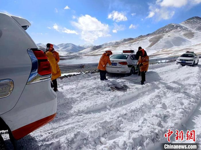 图为阿里地区境内降雪，公路养护段工作人员保通作业。　阿里公路事业发展中心养护段供图