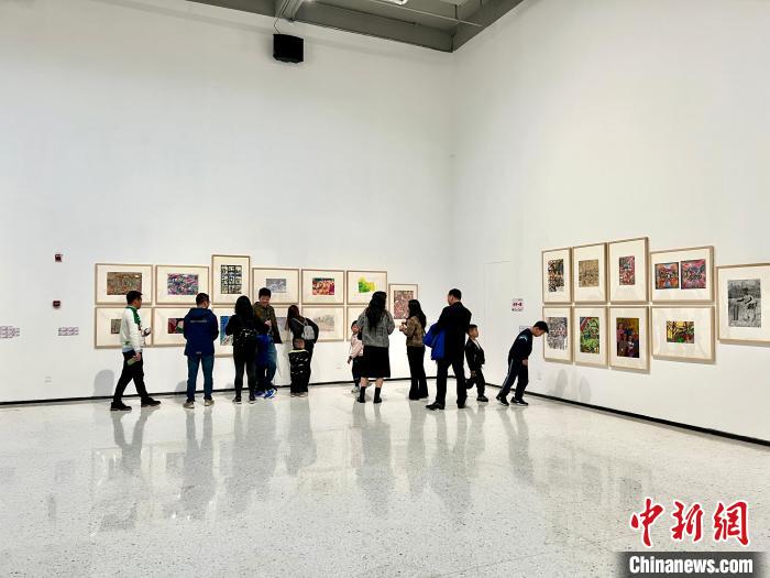 图为第三届全国少儿美术作品展现场。　钟旖 摄