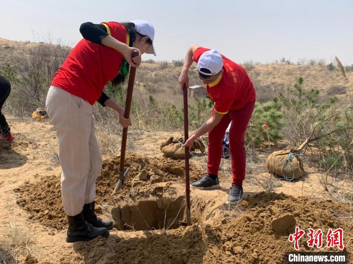 图为当日植树活动现场。　奥蓝 摄