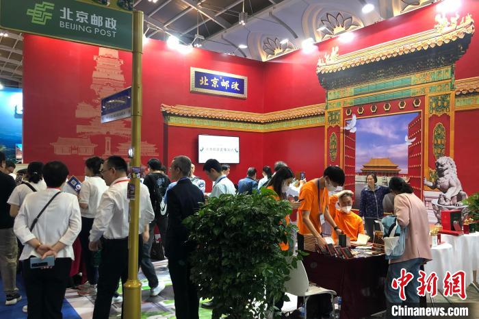 图为第19届中华全国集邮展览上的北京邮政展位。 叶娜 摄 图为第19届中华全国集邮展览上的北京邮政展位。 叶娜 摄