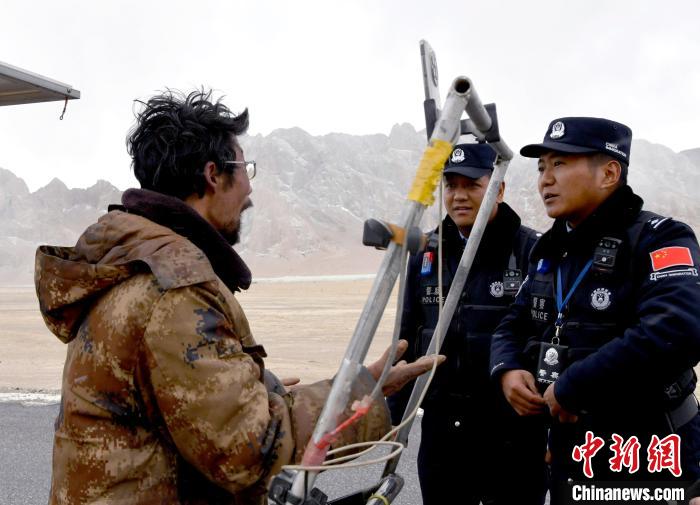 通过视频平台监测到有徒步人员未经批准在边境管理区进行无人机直播，驱车70公里前往事发地附近了解情况。　李林 摄