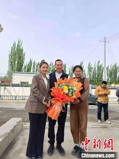 4月18日，练志强(中)和轮台县铁热克巴扎乡曼曲鲁克村首批受助学生合影。　李伶 摄