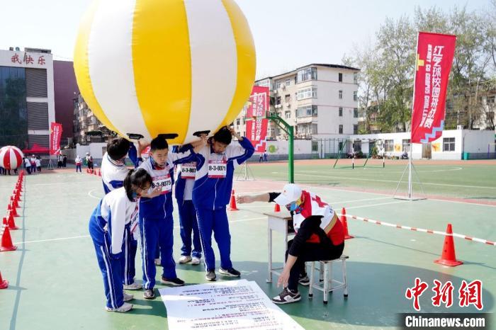 “红气球校园挑战赛”在河南省濮阳市第一中学举办，该校七年级、八年级共228名学生参加 中国红基会 供图