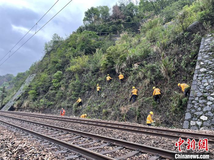 广东铁路部门全面启动防洪防汛各项工作，筑牢汛期安全堤坝 广铁集团 供图