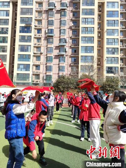 图为衡水市新苑小学学生舞动手绢花。　王天祥 摄