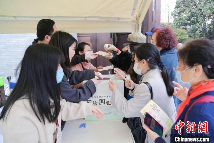游客参加游园集章并等待兑奖 德寿宫 供图 游客参加游园集章并等待兑奖 德寿宫 供图
