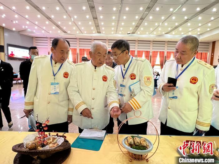 大赛邀请的新疆餐饮界的大师评委们评选出特色地产类中餐菜品(热菜、凉菜)金奖、银奖 周海霞 摄