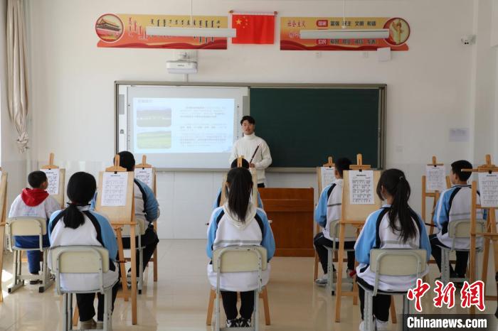 图为晁储同给学生上笛子特长课。　刘欢 摄