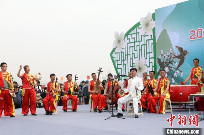 15日，“赏仙山梨花 游神话长子”2023中国·长子仙翁山梨花文化旅游节开幕。　安欣 摄