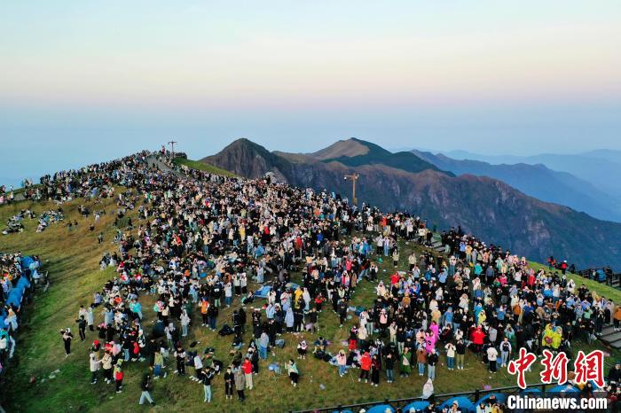 图为4月8日，航拍江西武功山，众多游客在最高峰“金顶”上观光游玩。　杨思旭 摄