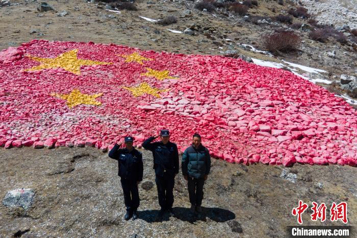 由移民管理警察、辅警、护边员等组成的巡逻队伍。　江飞波 摄