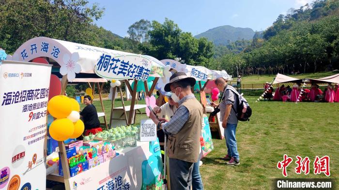 天竺山桐花节以“天竺桐趣”为主题，在百竹园区域推出桐趣游园会。　杨伏山 摄