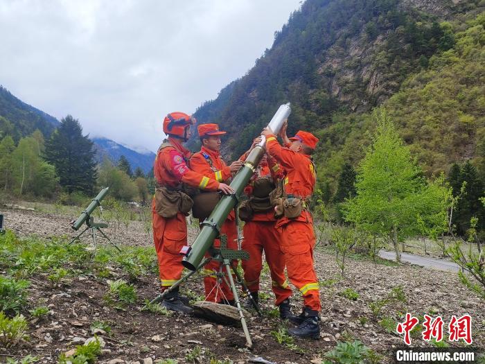 在九寨沟县黑河镇羌活沟火场，消防员们架设灭火炮 曾鹏 摄