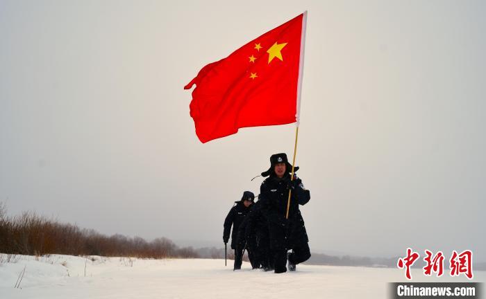 图为恩和哈达边境派出所民警踏雪巡边。　白玉泉 摄