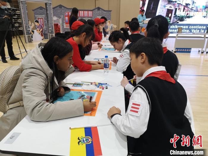 上海市大宁国际小学学生和厄瓜多尔思邈维华国际学校学生共绘上海非遗“金山农民画”。　范宇斌 摄