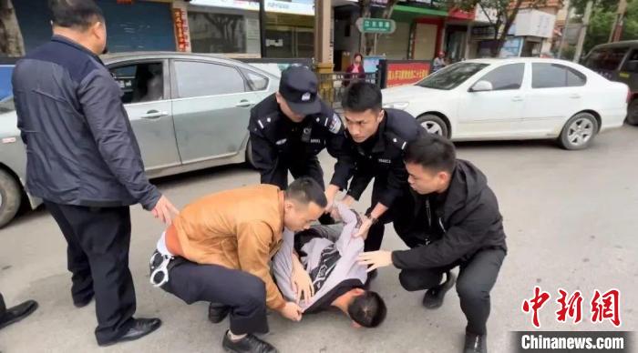 图为警方抓获犯罪嫌疑人。　贵州警方供图