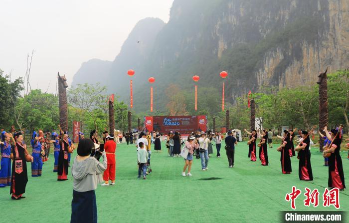 图为游客体验广西特色民俗风情。　花山岩画景区供图