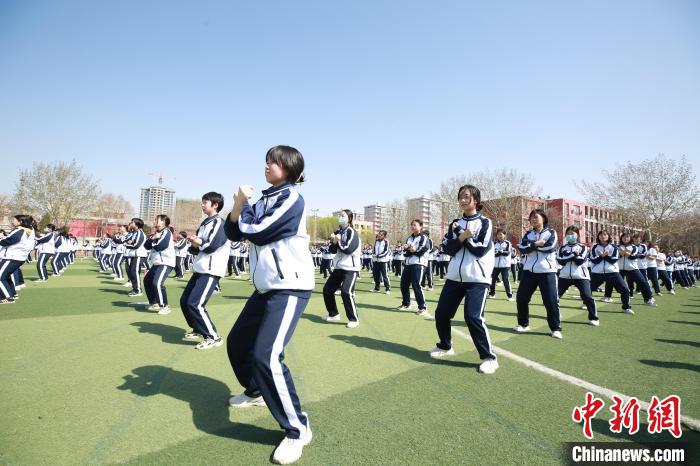 图为河北衡水中学学生在做课间操。　王天祥 摄