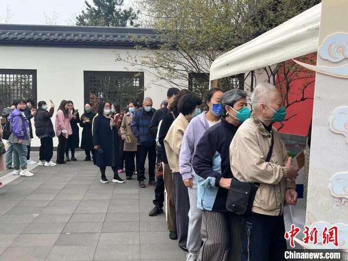 游客集齐5枚印章后排队等待兑奖 王题题 摄 游客集齐5枚印章后排队等待兑奖 王题题 摄