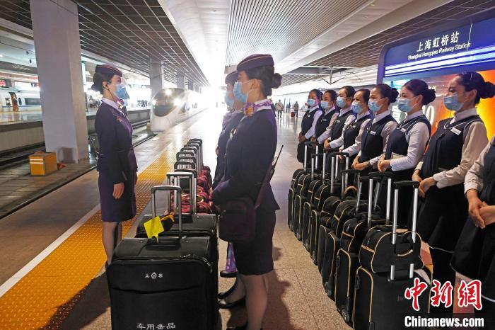 列车乘务员在铁路上海虹桥站站台上等待上海虹桥至香港西九龙G99次列车的到来。　殷立勤 摄