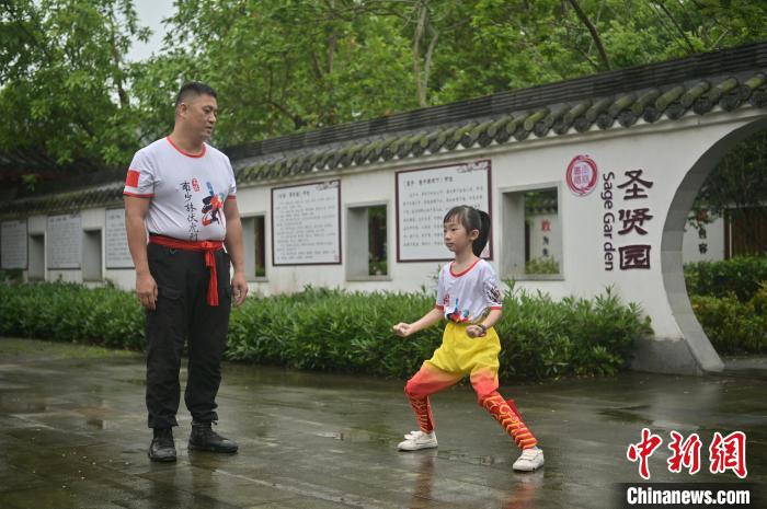 冯涛指导女儿练习南少林伏虎拳。　俞靖 摄