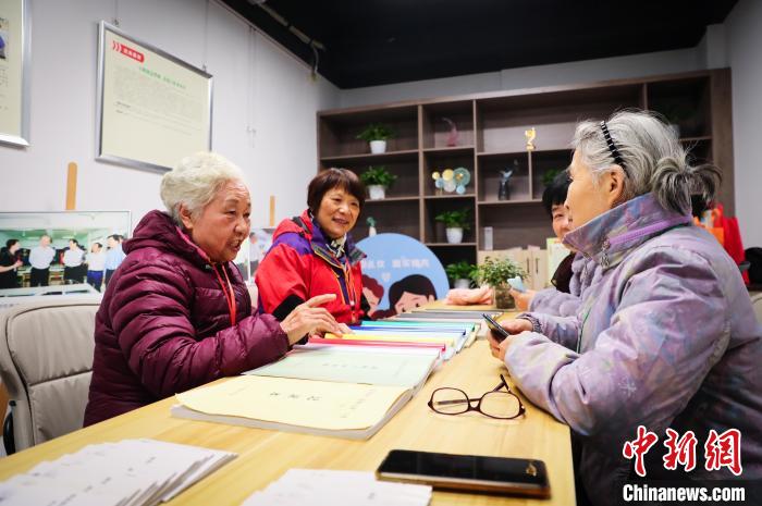 陈幼荣(左一)、邹智妹(左二)和“道德门诊”成员一起交流 王洁涵 摄