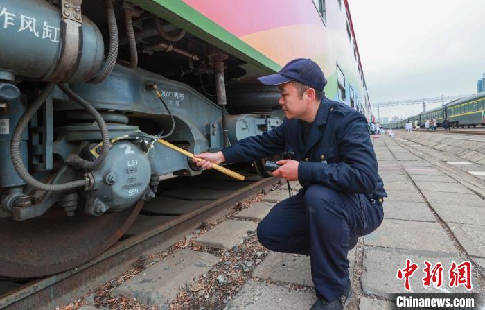 22日，北京车辆段检修人员对“健康快车”车底进行检修。　中新社记者 贾天勇 摄