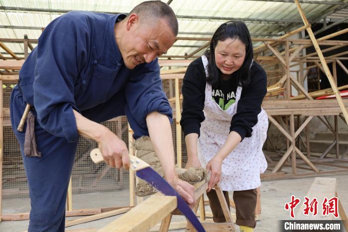 4月上旬，朱恒彬与妻子为今年制茶作准备。　吕杨 摄