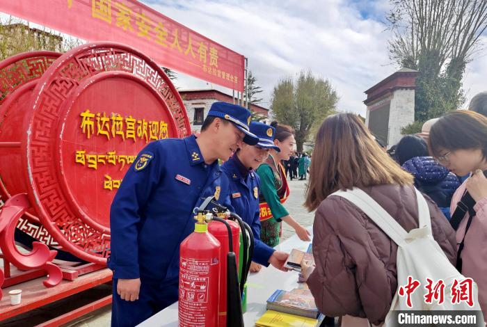 活动现场，为游客发放宣传手册。　刘瑜 摄