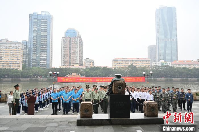 “青春永恒·英雄万岁”郑益龙烈士十周年清明纪念活动在广州举办。　陈楚红 摄