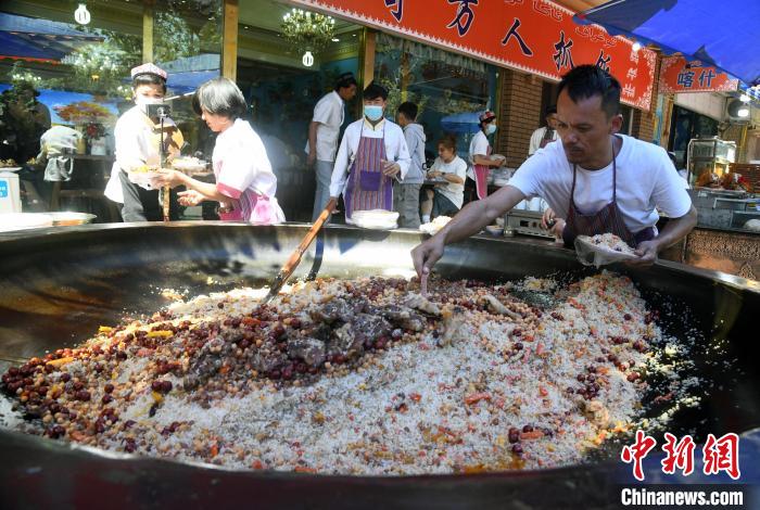 图为大锅抓饭已经成熟。　孙亭文 摄