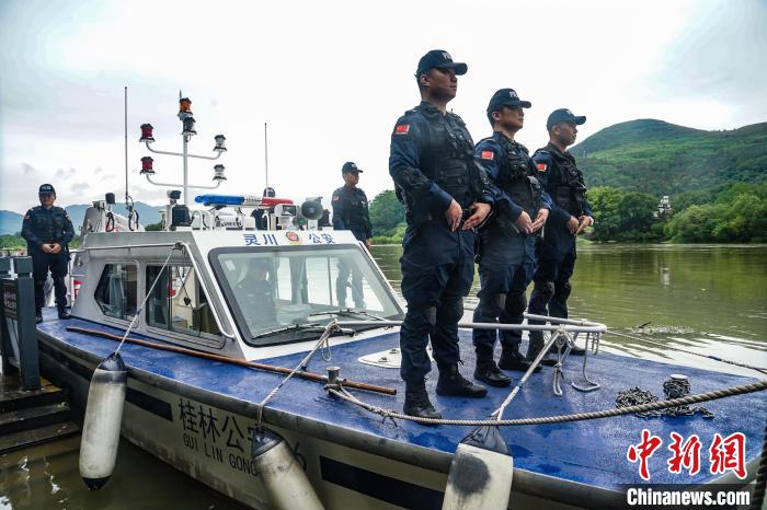 灵川县警方在大圩古镇漓江上巡逻。?　唐梦宪 摄