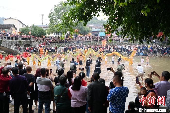 闽南山区的山海文化民俗活动现场人声鼎沸，浓烈而有趣的“妈祖出海”蔚为壮观。　张金川 摄