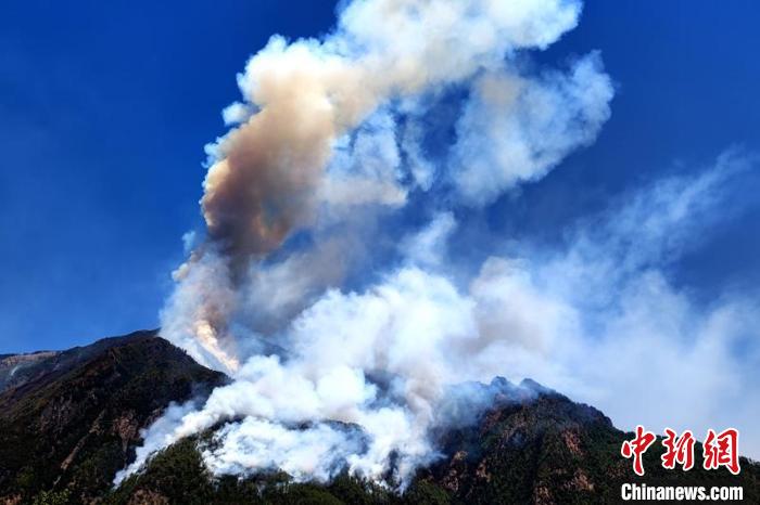 火场出现爆燃，现场浓烟滚滚。　四川森林消防供图