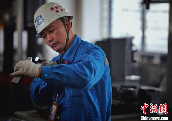 从业30余年,陈景毅不断探索如何攻克新材料的焊接。 受访者供图 从业30余年,陈景毅不断探索如何攻克新材料的焊接。 受访者供图