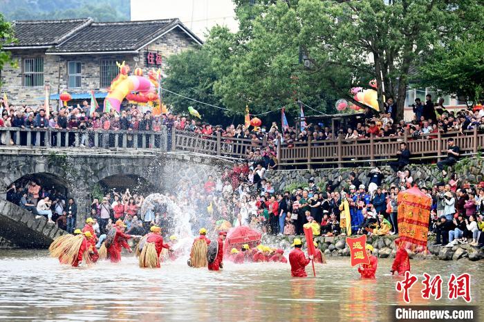 闽南山区的山海文化民俗活动现场人声鼎沸，浓烈而有趣的“妈祖出海”蔚为壮观。　张金川 摄