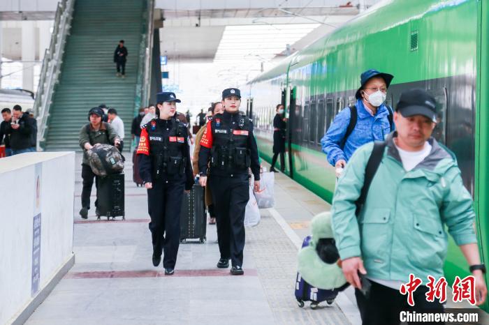 图为拉萨铁路公安民警在拉萨站巡逻。　贡嘎来松 摄