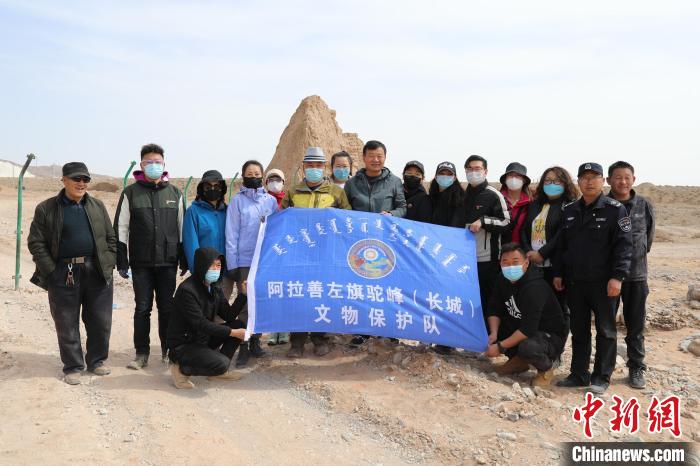 图为阿拉善左旗驼峰(长城)文物保护队队员合影。(资料图) 哈萨娜供图