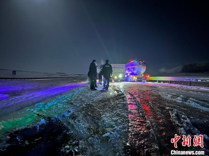 图为当地民警抗雪保畅。　果洛州委宣传部供图