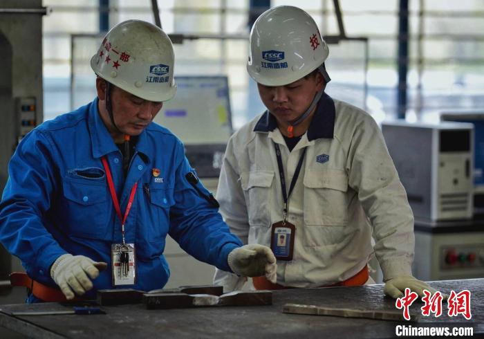 如今,陈景毅将个人所学、所掌握的焊接技术毫无保留地传授给青年焊工。 受访者供图 如今,陈景毅将个人所学、所掌握的焊接技术毫无保留地传授给青年焊工。 受访者供图