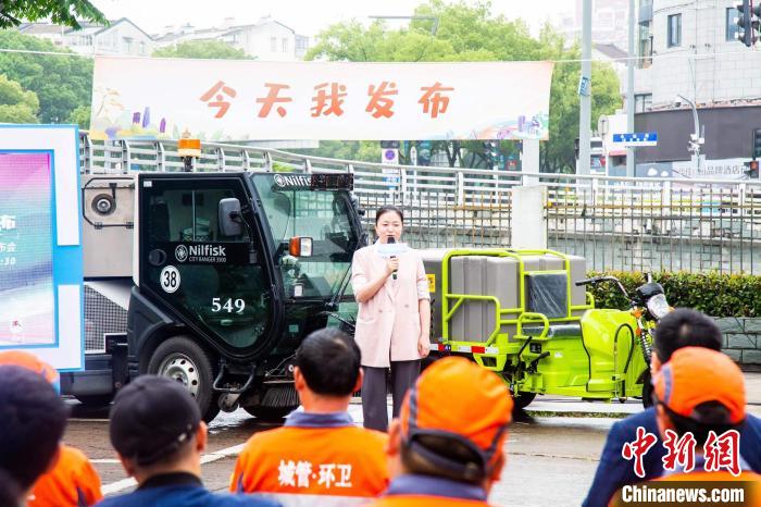 葛燕娜讲述自身故事。　宁波市政府新闻办供图