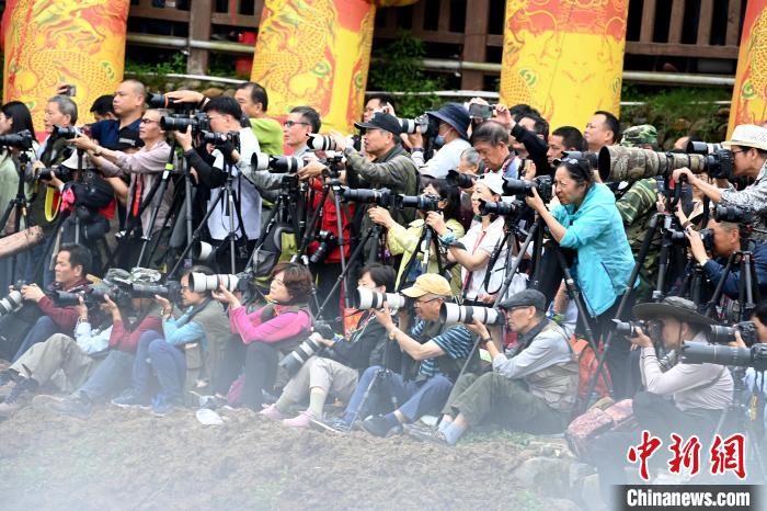 摄影爱好者摆起三脚架，静候“妈祖出海”。　张金川 摄